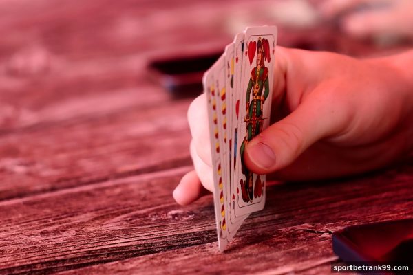 棋牌博弈数据解析：体育博彩公司如何识别异常与守护公平